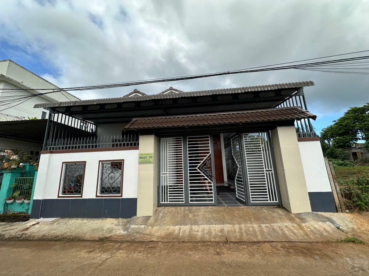 BÁN CĂN NHÀ ĐẸP ĐẦU ĐƯỜNG B3 – THÔN 1 CƯ EBUR CŨ – NAY LÀ PHƯỜNG BMT ( NHÀ CHỦ XÂY Ở MỚI 3 THÁNG NÊN RẤT KIÊN CỐ )