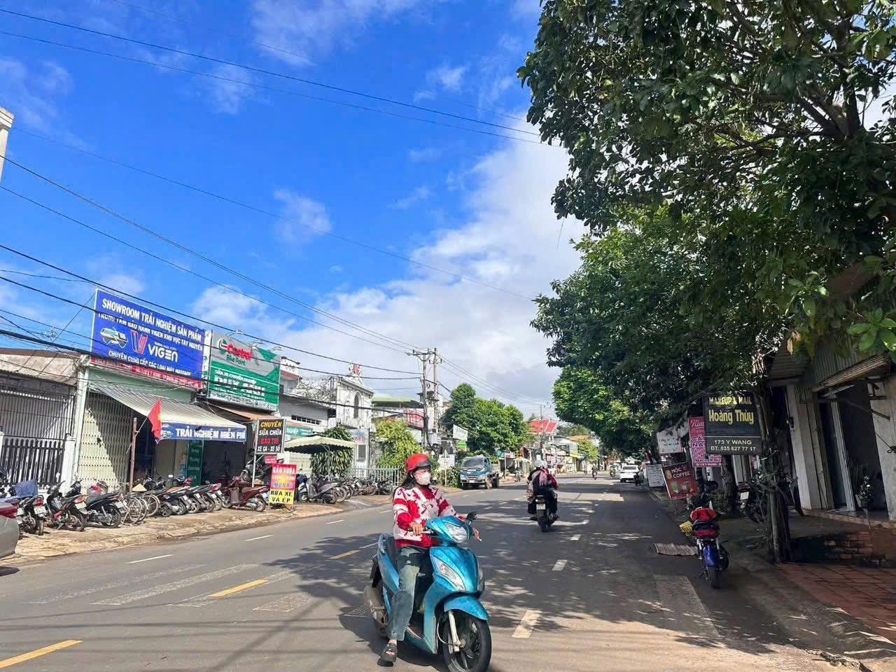 MẶT TIỀN Y WANG TẶNG NHÀ C4 ĐOẠN CỔNG SAU ĐẠI HỌC KINH DOANH TỐT